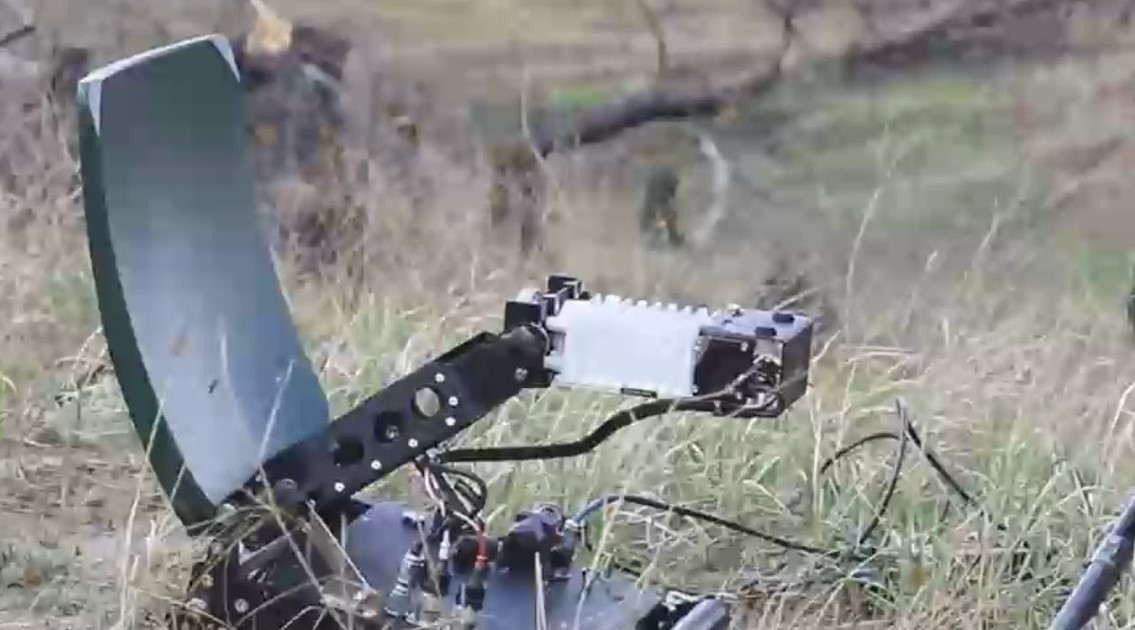 Точний удар FPV: українські воїни позбавили окупантів російського аналога Starlink Точний удар FPV: українські воїни позбавили окупантів російського аналога Starlink